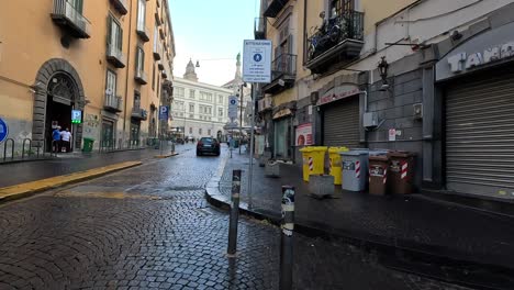 Toma-De-Una-Calle-Peatonal-Después-De-La-Lluvia-En-El-Centro-De-La-Ciudad-De-Nápoles-En-Italia.