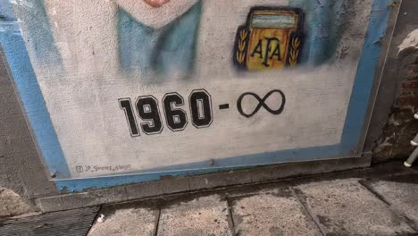 Straßenkunst-Im-Stadtzentrum-Von-Neapel-Graphit-Des-Jungen-Maradona-An-Der-Hauswand-In-Italien