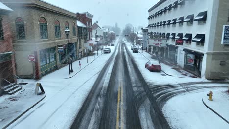 Calle-De-Una-Pequeña-Ciudad-En-EE.UU.-Durante-Una-Tormenta-De-Nieve