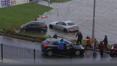 Una-Gran-Tormenta-Azota-La-Ciudad-De-Galway-Mientras-Un-Grupo-Rescata-Un-Automóvil-De-Las-Inundaciones