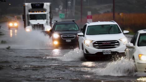 LKW-Und-Autos-Auf-überfluteter-Straße-In-Amerika-Bei-Starkem-Regen