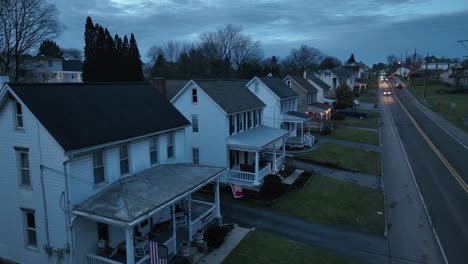 Amerikanische-Häuser-An-Der-Straße-In-Der-Wintersaison