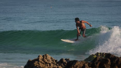 Surfer-making-the-most-of-small-waves-on-a-calm-day-at-Snapper-Rocks,-Gold-Coast