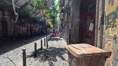 Toma-Pov-De-Una-Calle-Peatonal-Con-Grafito-Hacia-El-Centro-De-La-Ciudad-De-Nápoles-En-Italia