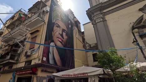 Straßenkunst-Im-Stadtzentrum-Von-Neapel-Graphit-Des-Jungen-Maradona-An-Der-Großen-Hauswand-In-Italien