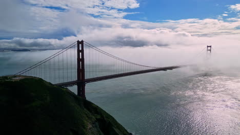 Die-Golden-Gate-Bridge,-Umgeben-Von-Wolken