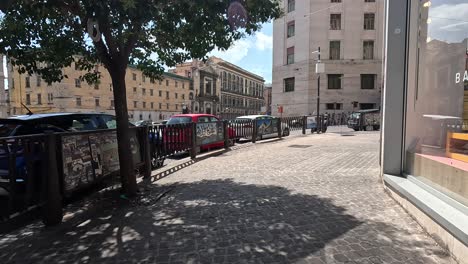 POV-Aufnahme-Einer-Fußgängerzone-In-Der-Stadt-Neapel-In-Italien