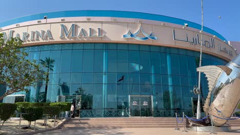 10.-Januar-2024,-Abu-Dhabi,-Vereinigte-Arabische-Emirate:-Eingang-Zum-Einkaufszentrum-Marina-Mit-Einer-Schwertfischskulptur-Aus-Stahl