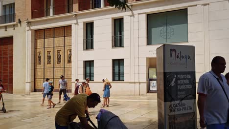 Touristen,-Die-Durch-Die-Straßen-Des-Historischen-Zentrums-Der-Andalusischen-Stadt-Málaga,-Spanien,-Spazieren-Gehen-Und-Diese-Genießen