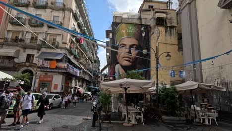 Straßenkunst-Im-Stadtzentrum-Von-Neapel-Bild-Von-Maradona-An-Der-Hauswand-In-Italien