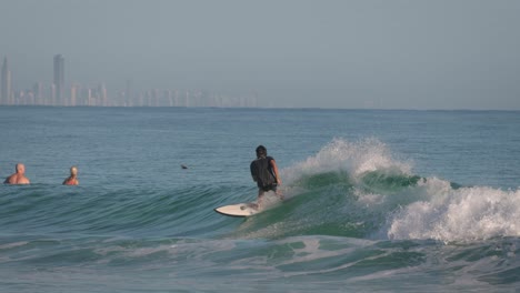 Surfer-Genießen-Kleine-Wellen-An-Einem-Ruhigen,-Sonnigen-Tag-An-Den-Snapper-Rocks-An-Der-Goldküste