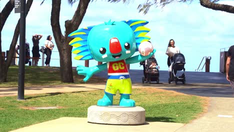 Ikonische-Niedliche-Statue-Des-Blauen-Borobi-Koalas-Mit-Einem-Korbball-An-Der-Broadbeach-Gold-Coast,-Maskottchen-Der-Commonwealth-Games-2018,-Queensland,-Australien