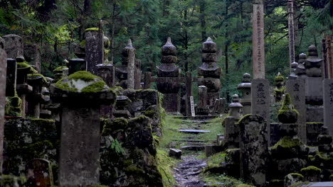 Die-Landschaft-Des-Okunoin-Friedhofs-In-Koyasan,-Japan,-Lädt-Zu-Einer-Kulturellen-Reise-Inmitten-Der-Ruhigen-Und-Alten-Grabstätten-Ein