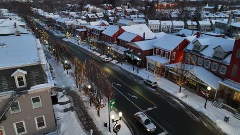 Kleinstadt-In-Den-USA-Während-Der-Weihnachtszeit-Mit-Schnee-Bedeckt