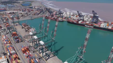 Luftaufnahme-Des-Hafens-Von-San-Antonio-In-Chile-Mit-Großen-Hafenkränen-Zum-Heben-Von-Frachtcontainern