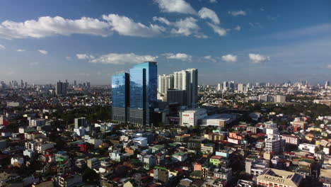 Panorama-Drohnenaufnahme,-Die-Den-Kreis-Der-Ayala-Einkaufszentren-Umkreist,-Goldene-Stunde-Auf-Den-Philippinen