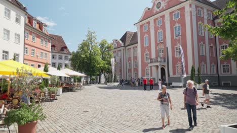 Touristen-Besuchen-Die-Altstadt-Von-Meersburg-Im-Sommer-In-Baden-Württemberg,-Deutschland