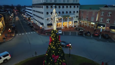 Christmas-tree-and-decorations-in-downtown-Gettysburg,-Pennsylvania