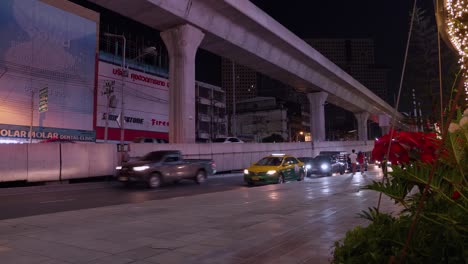 Öffentliche-Verkehrsmittel-Und-Privatfahrzeuge-Fahren-Während-Der-Weihnachtszeit-In-Thailand-Durch-Die-Straßen-Von-Bangkok