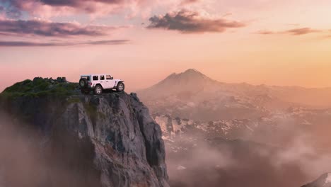 Jeep-En-El-Pico-De-La-Montaña-Y-El-Acantilado