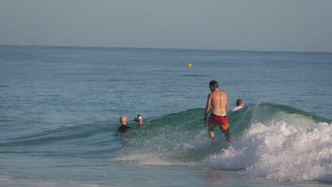 Surfista-Disfrutando-De-Una-Ola-Limpia-En-Un-Tranquilo-Día-Soleado-En-Snapper-Rocks,-Gold-Coast