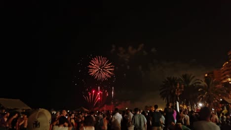 Die-Menschen-Verabschieden-Das-Jahr-Mit-Feuerwerk-Und-Partys,-Frohes-Neues-Jahr-In-Malaga,-Spanien