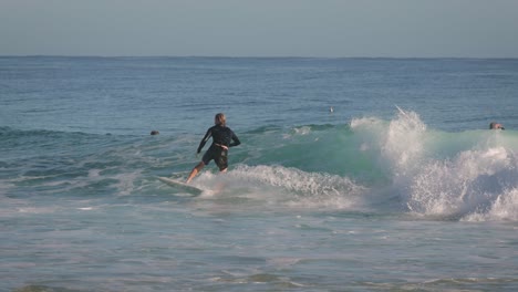 Surfer-navigating-a-busy-day-at-Snapper-Rocks,-Gold-Coast