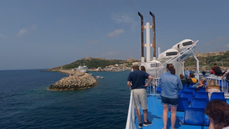Grupo-De-Turistas-Que-Viajan-Con-El-Crucero,-Día-Tranquilo-Y-Soleado-En-Mgaar,-Malta
