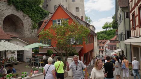 Colorful-houses-line-a-cobbled-street-in-Meersburg,-Bodensee,-bustling-with-tourists