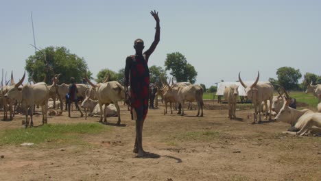 Aufnahmen-Eines-Mundari-Mannes,-Der-Im-Dorf-Terekeka-Im-Südsudanischen-Bundesstaat-Juba-Lebt-Und-Aufgeregt-In-Die-Kamera-Winkt