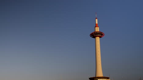 Der-Ikonische-Kyoto-Turm-In-Tokio,-Japan.-Das-Video-Zeigt-Die-Architektonische-Pracht-Und-Urbane-Raffinesse-Dieses-Hoch-Aufragenden-Wahrzeichens