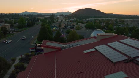 Drone-shot-of-solar-panels-sitting-on-top-of-a-local-business-rooftop-in-Bend,-Oregon