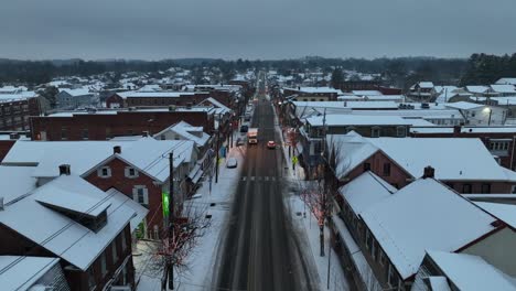 Kleine-Stadt,-Weihnachtlich-Geschmückt-Und-In-Der-Abenddämmerung-Mit-Frischem-Weißen-Schnee-Bedeckt