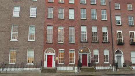 Puertas-De-Edificios-Arquitectónicos-Antiguos-E-Históricos-En-Dublín,-Irlanda_4k.