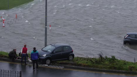 Group-of-residents-manage-to-push-car-out-of-flooded-carpark