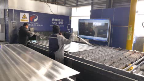 Chinesische-Arbeiter-Sind-Mit-Dem-Schleifen-Von-Aluminium-Beschäftigt