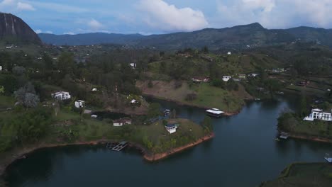 Ríos-De-La-Ciudad-Lacustre-De-Guatape-Por-El-Peñón,-Vista-Aérea-De-Drones