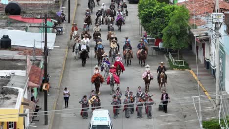 Jinetes-Y-Mujeres-En-El-Desfile-Inaugural-En-La-Calle.