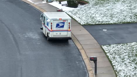 USPS-Postwagen-Hält-Am-Briefkasten-Der-Amerikanischen-Nachbarschaft
