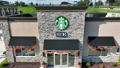 Starbucks-Laden-Im-Herbst-Mit-Herbstblättern-Geschmückt