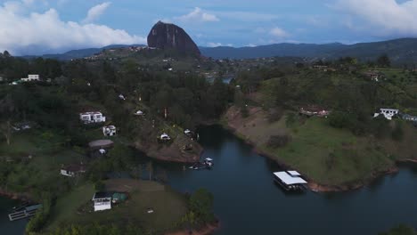 Paisaje-De-Colombia-Cerca-Del-Peñón-De-Guatape-Rock,-Vista-Aérea-De-Drones