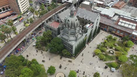 Wunderschöne-Architektur-Der-Berühmten-Palastkathedrale-In-Medellin,-Kolumbien,-Luftaufnahme