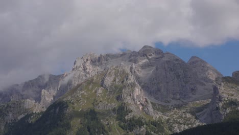 Dolomiten-Mit-Wolken,-Die-über-Teil-2-Ziehen
