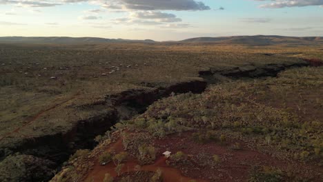 Joffre-Schlucht-Im-Karijini-Nationalpark-Bei-Sonnenuntergang-In-Westaustralien,-Dolly-Luftaufnahme
