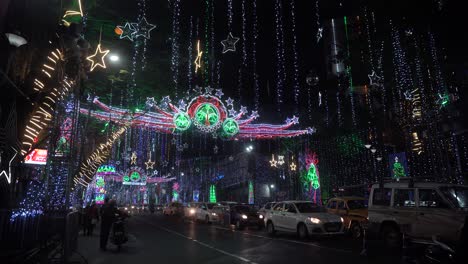 Die-Straßen-Von-Kalkutta-Sind-Zu-Weihnachten-Mit-Licht-Und-Schande-Geschmückt