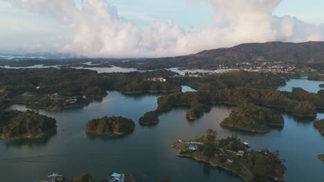 Atemberaubende-Flusslandschaft-Der-Stadt-Guatape,-Kolumbien-Bei-Sonnenuntergang,-Luftaufnahme