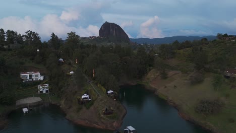 Kolumbien-Landschaft-Mit-Luftaufnahme-Von-El-Penon-De-Guatape-Bei-Sonnenuntergang