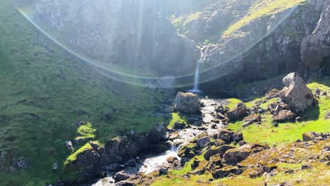 Impresionante-Cascada-De-La-Cordillera-De-Akrafjall-En-Un-Día-Soleado-De-Verano,-Islandia