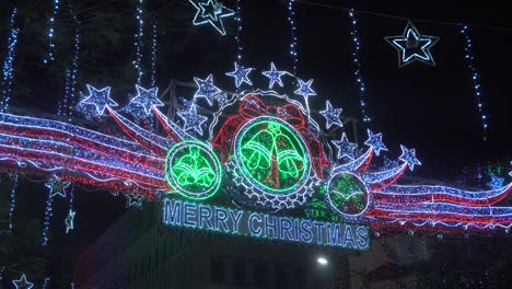Die-Straßen-Von-Kalkutta-Sind-Zu-Weihnachten-Mit-Licht-Und-Schande-Geschmückt