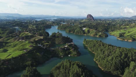 Wunderschöne-Flussseenlandschaft-Von-Guatape,-Kolumbien,-Luftaufnahme-Mit-Kopierraum